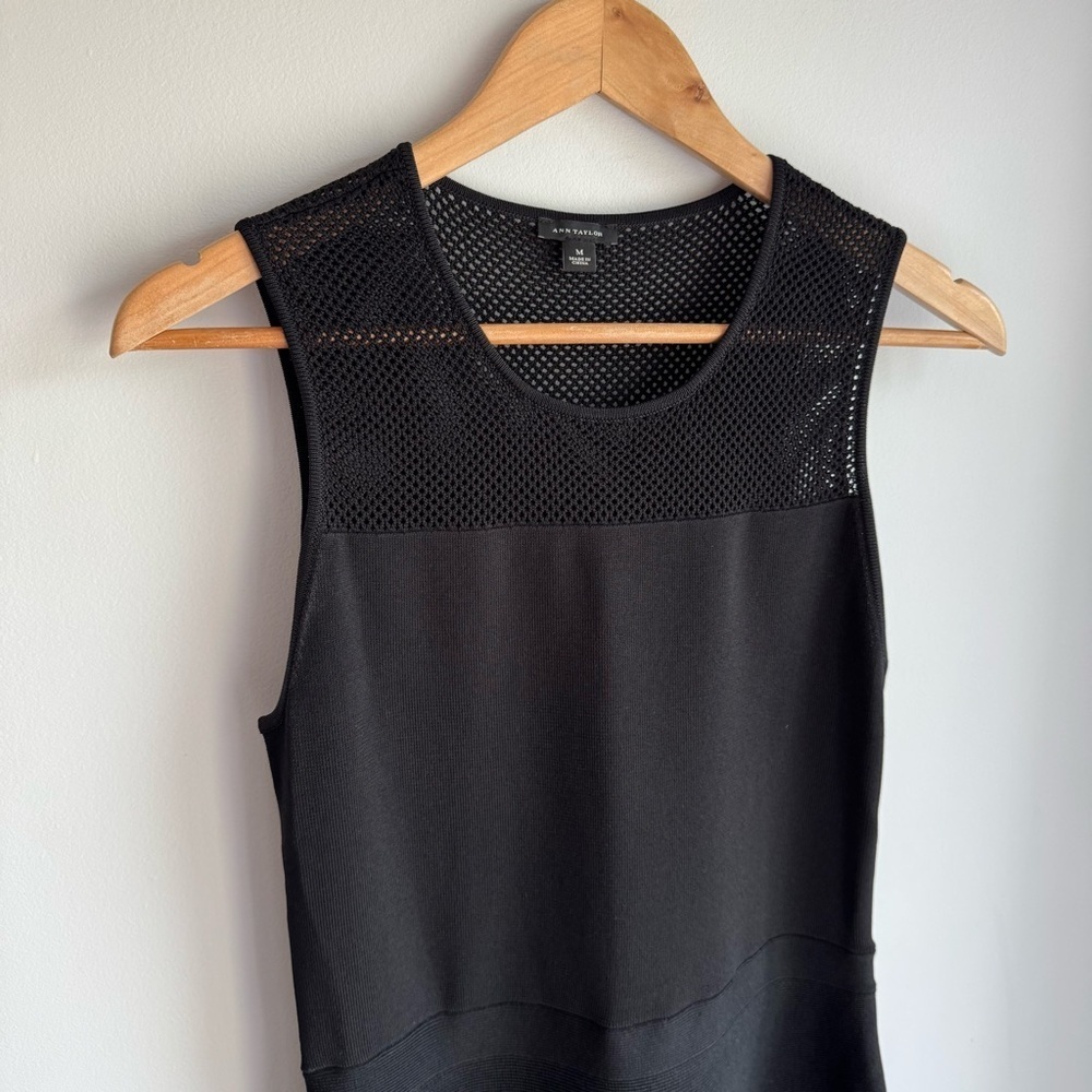 Ann Taylor Fit and Flare Cocktail Dress Sz M Black Fitted Stretch Sleeveless LBD - Picture 2 of 9